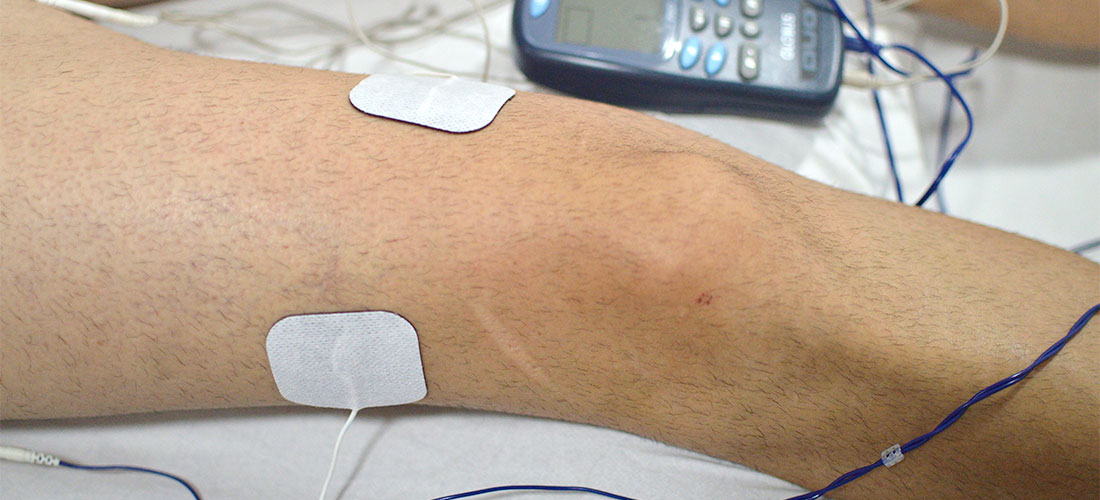 Tratamiento de fisioterapia con electroterapia en pierna y rodilla para curar lesiones deportivas